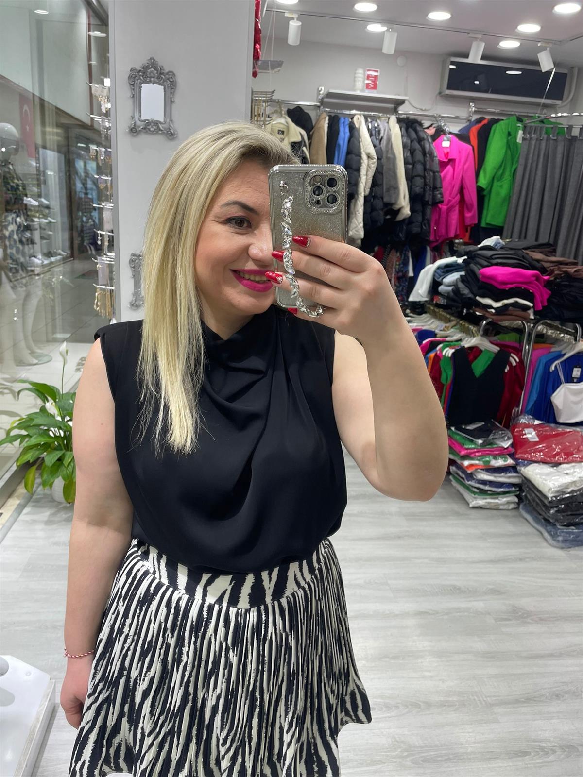 Siyah Dik Yaka Degaje Vatkalı Kolsuz Bluz · 4