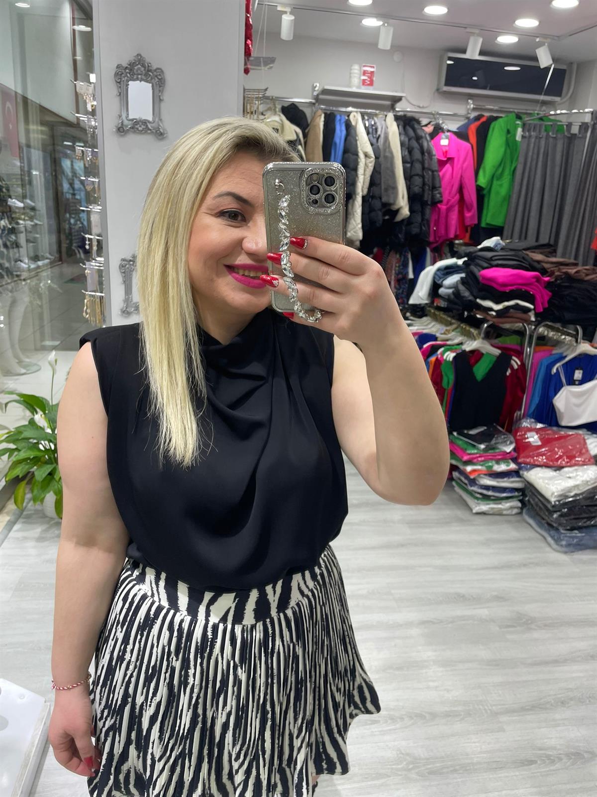Siyah Dik Yaka Degaje Vatkalı Kolsuz Bluz · 2