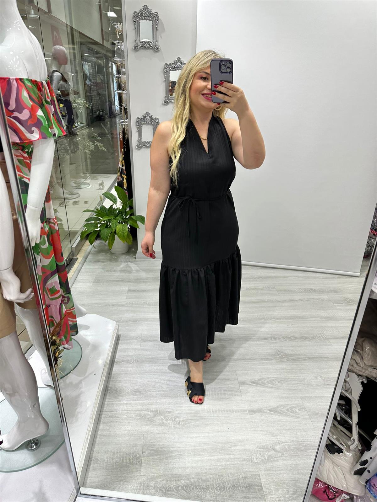 Siyah Halter Yaka Büzgülü Detaylı Beli Bağlamalı Elbise · 4