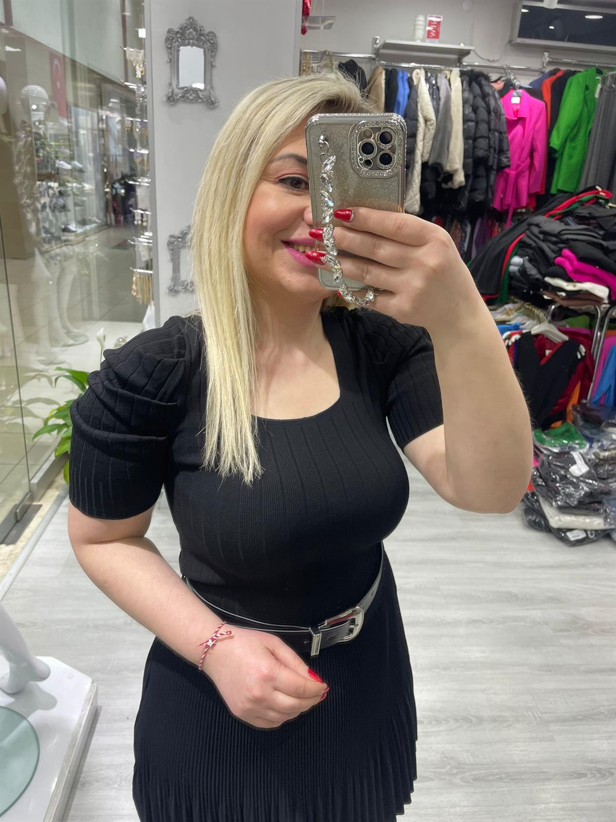 Siyah Kare Yaka Kısa Kollu Triko · 2