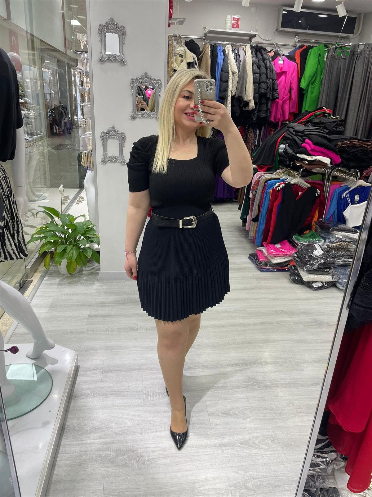Siyah Kare Yaka Kısa Kollu Triko · 3