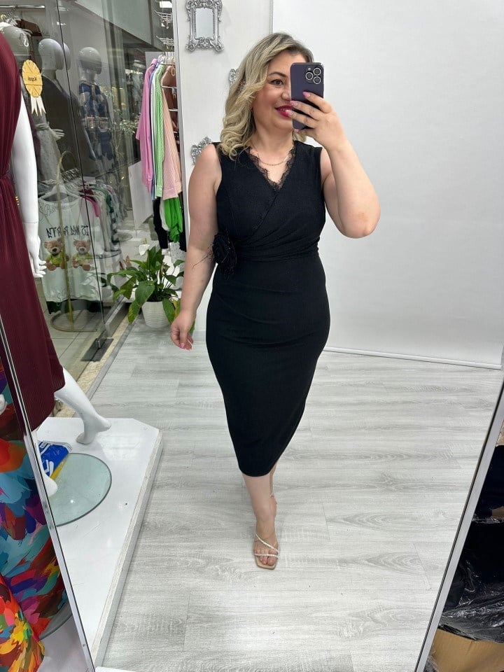 Siyah Kolsuz Yaka Dantelli Belinde Çiçek Broşlu Elbise arn 41029 