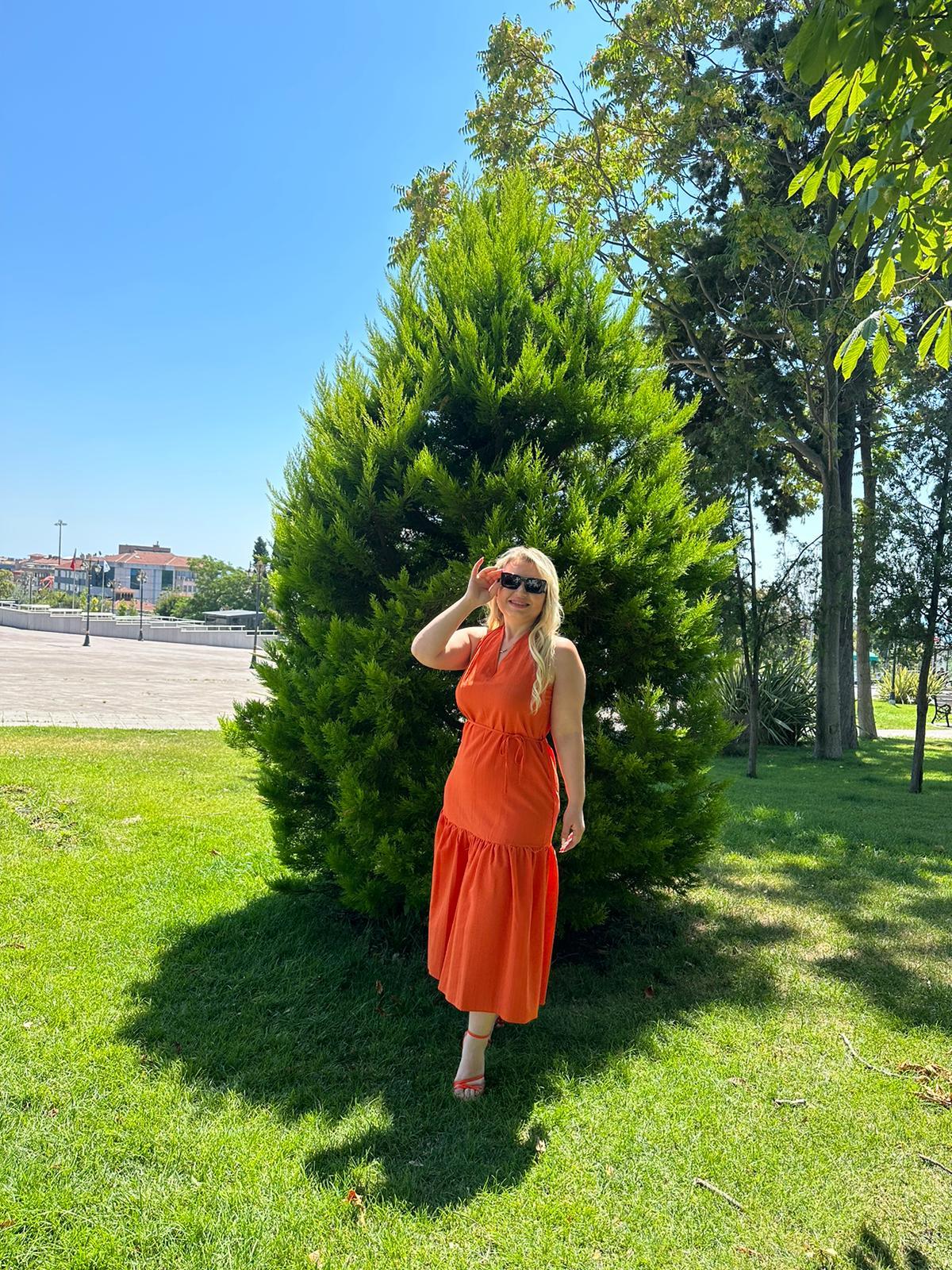 Turuncu Halter Yaka Büzgülü Detaylı Beli Bağlamalı Elbise · 2