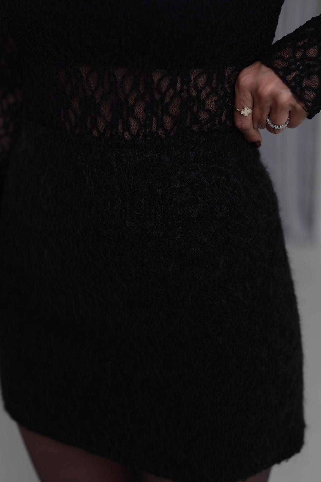 I}