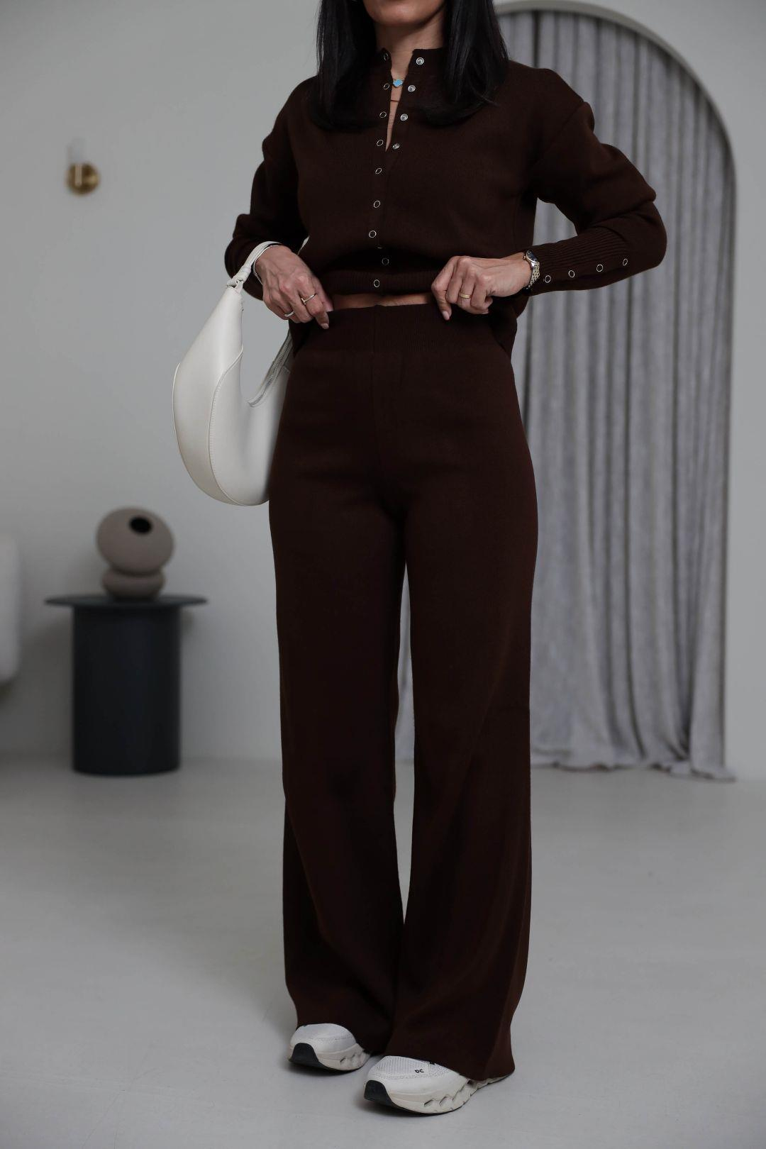 I}