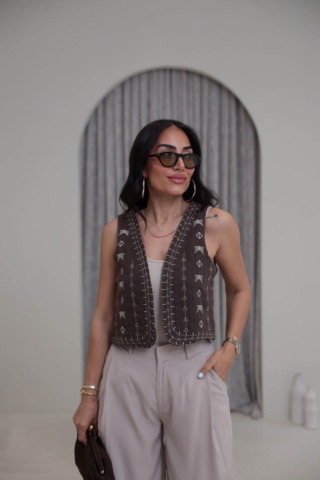 I}