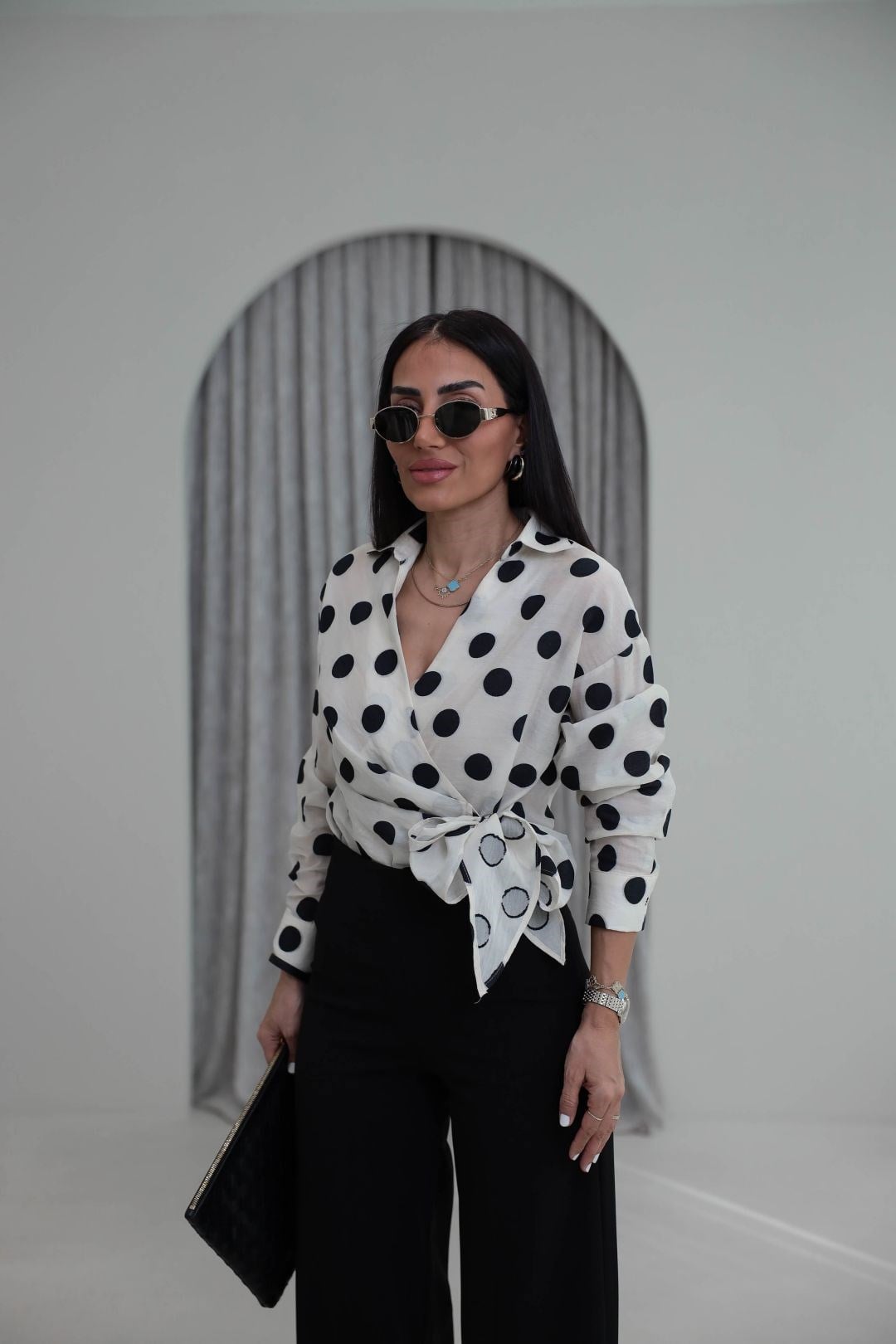 I}
