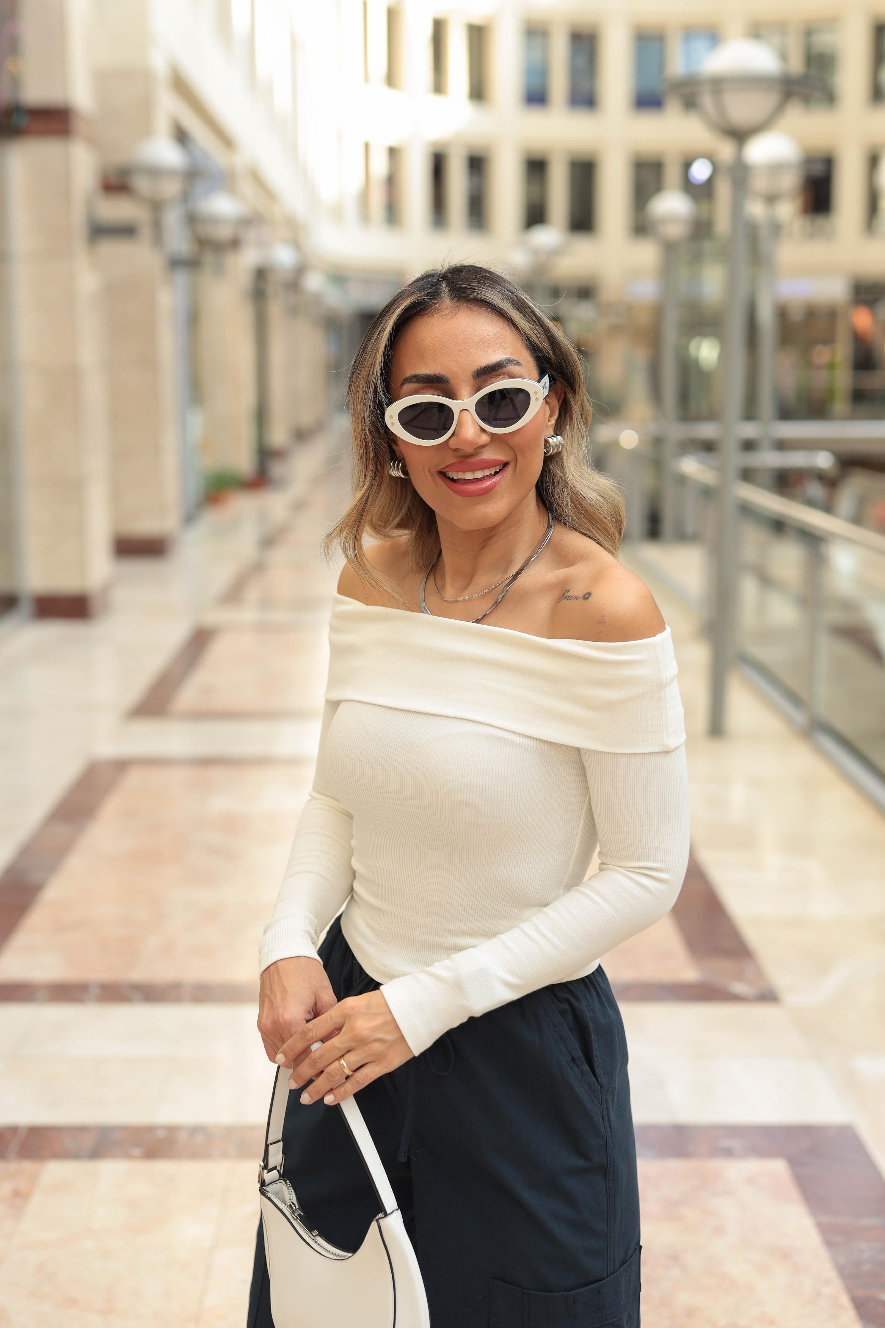 I}
