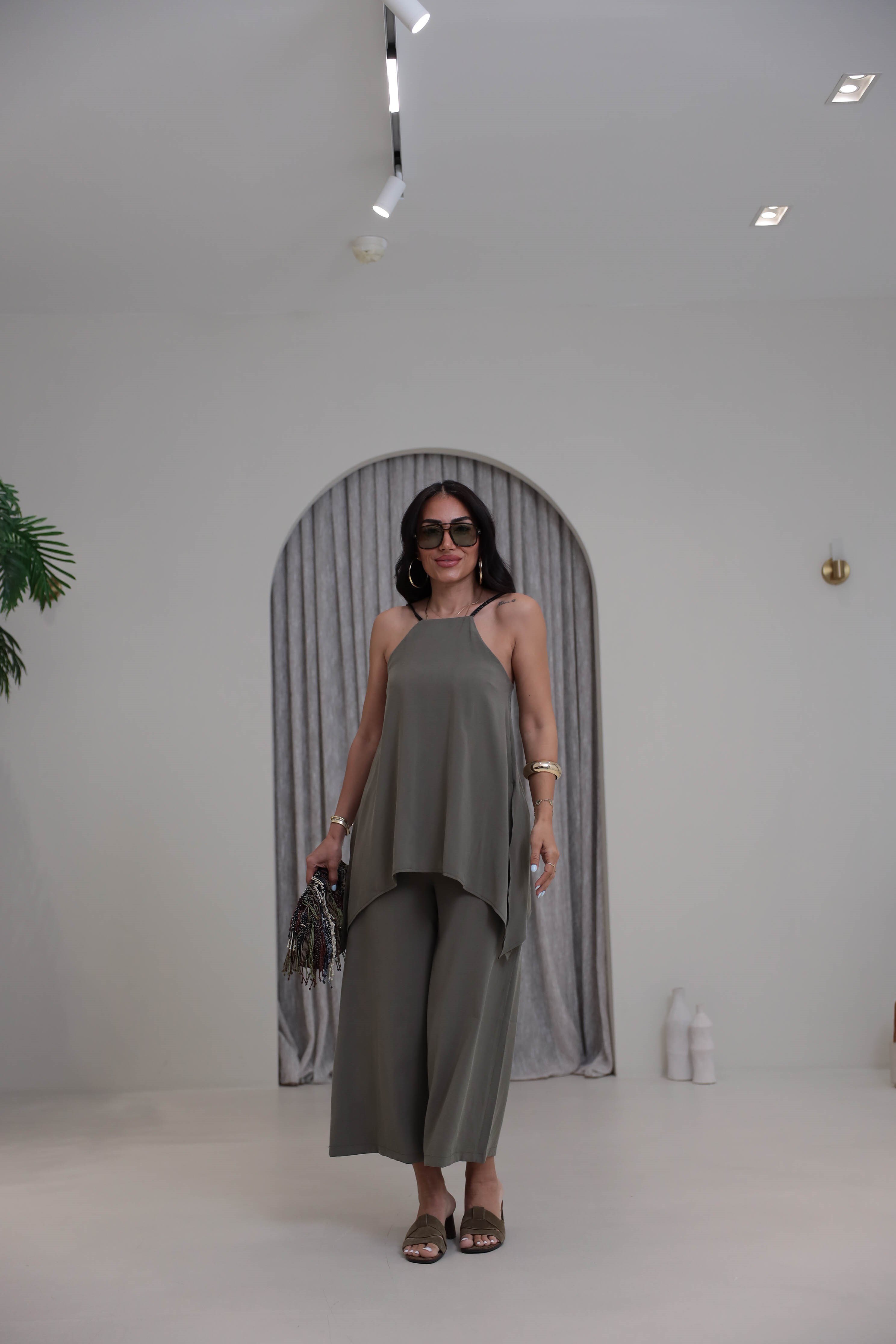 I}