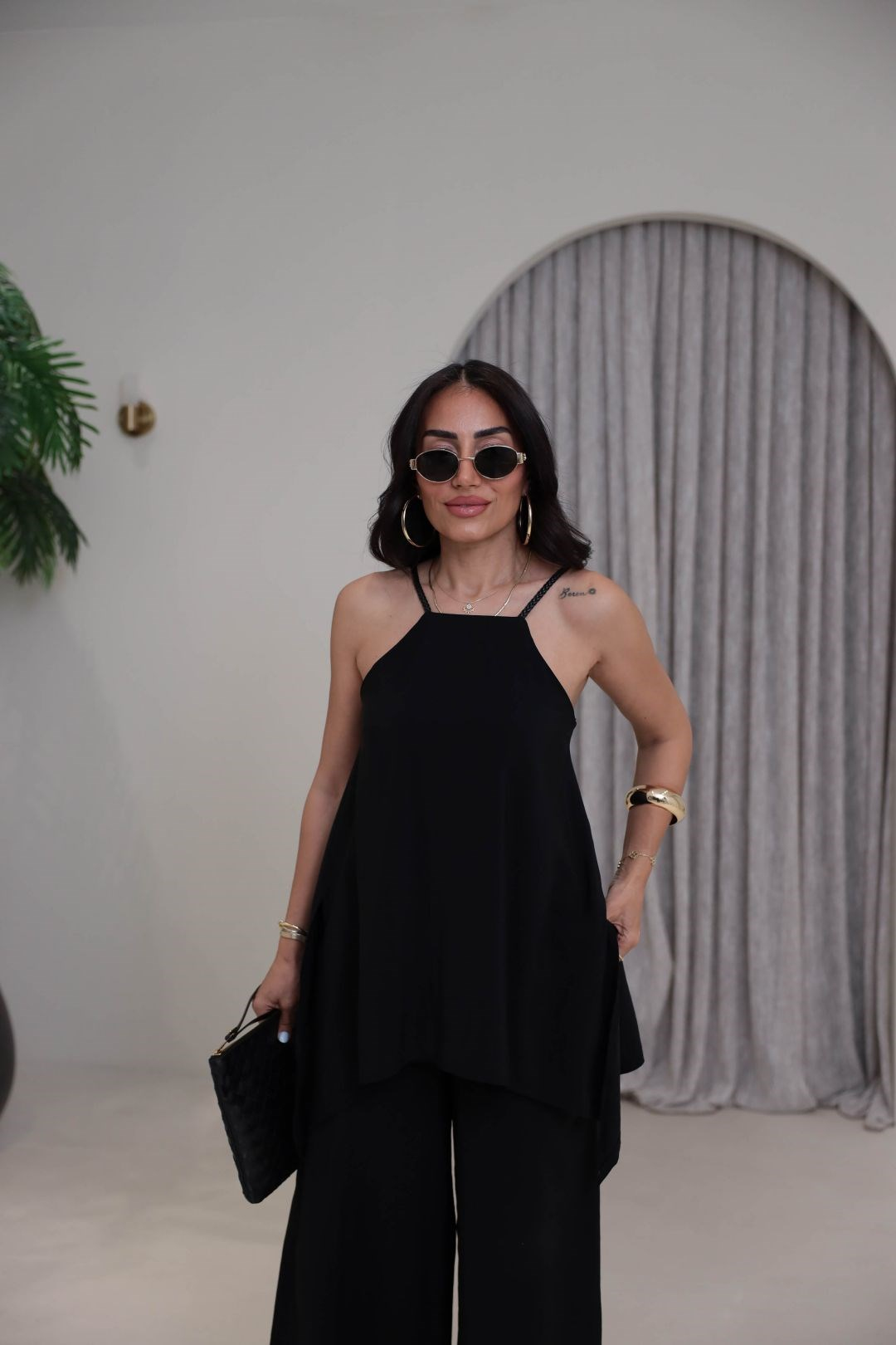 I}
