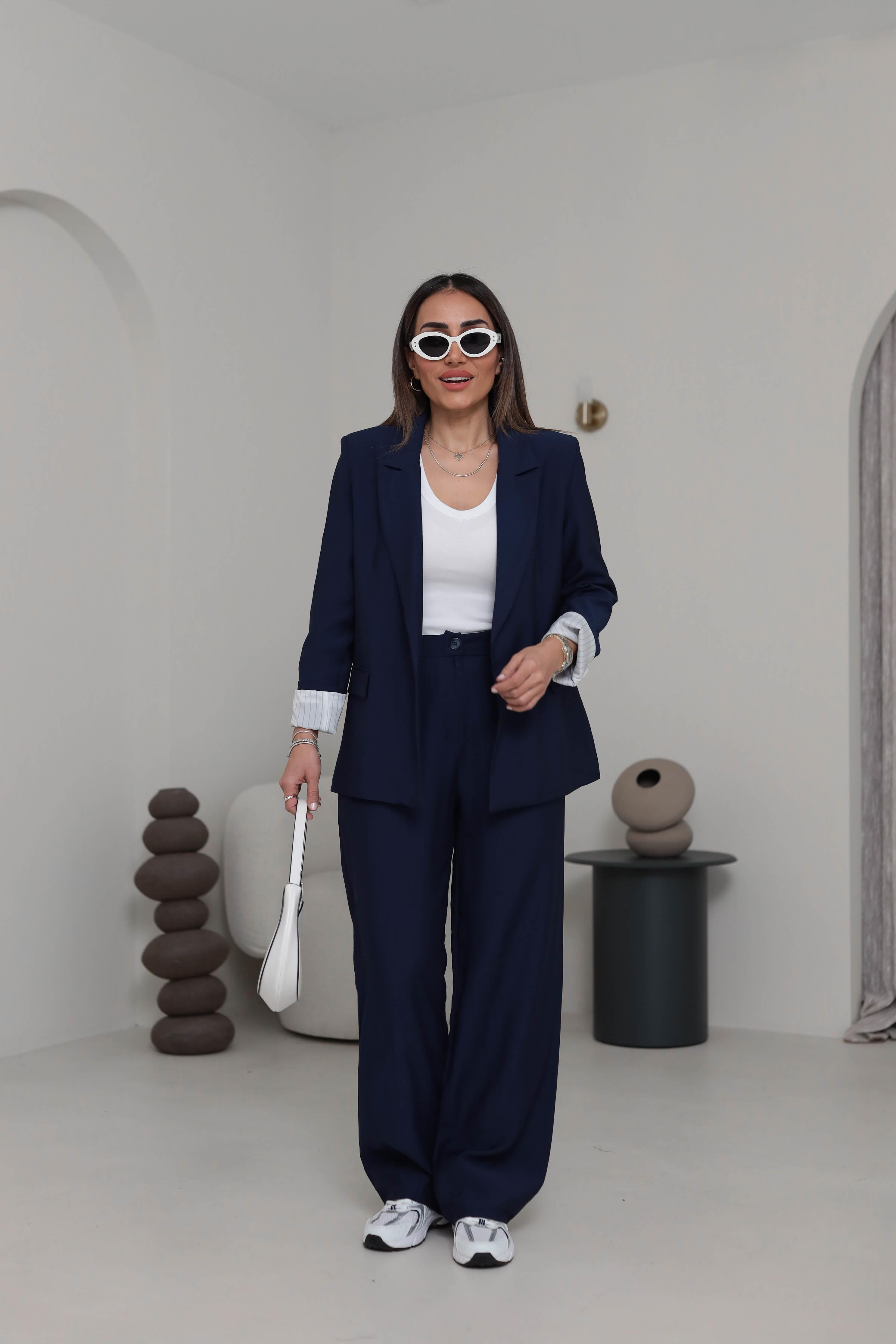 I}