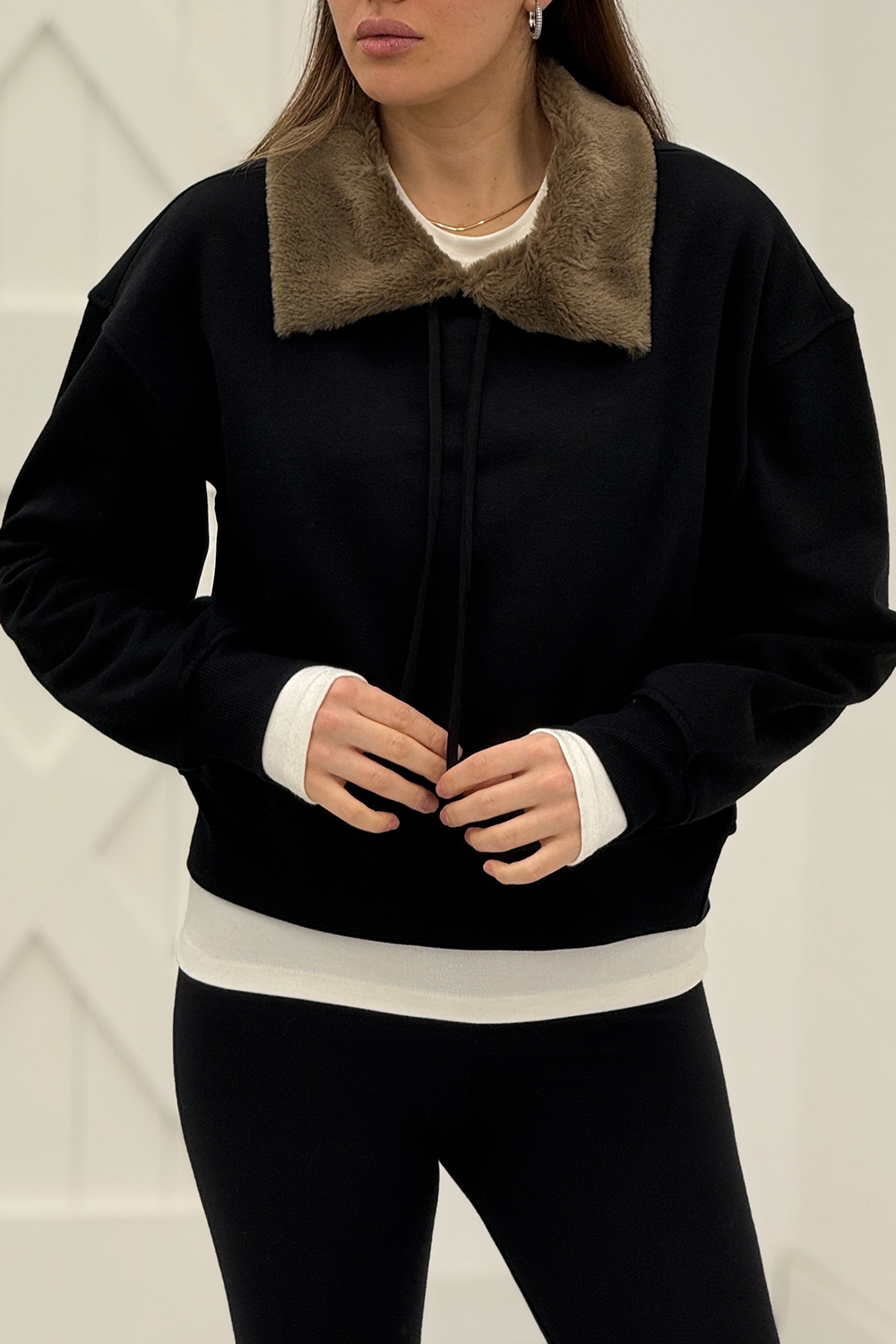 Siyah Yakası Peluş Detay Sweatshirt 17403