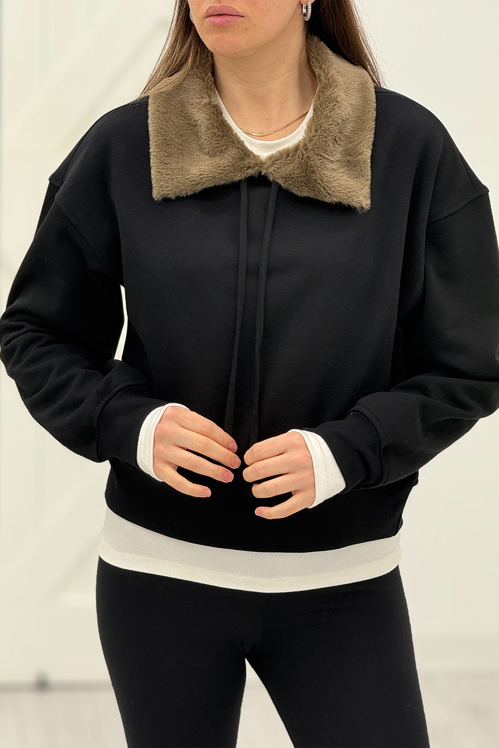 Siyah Yakası Peluş Detay Sweatshirt 17403
