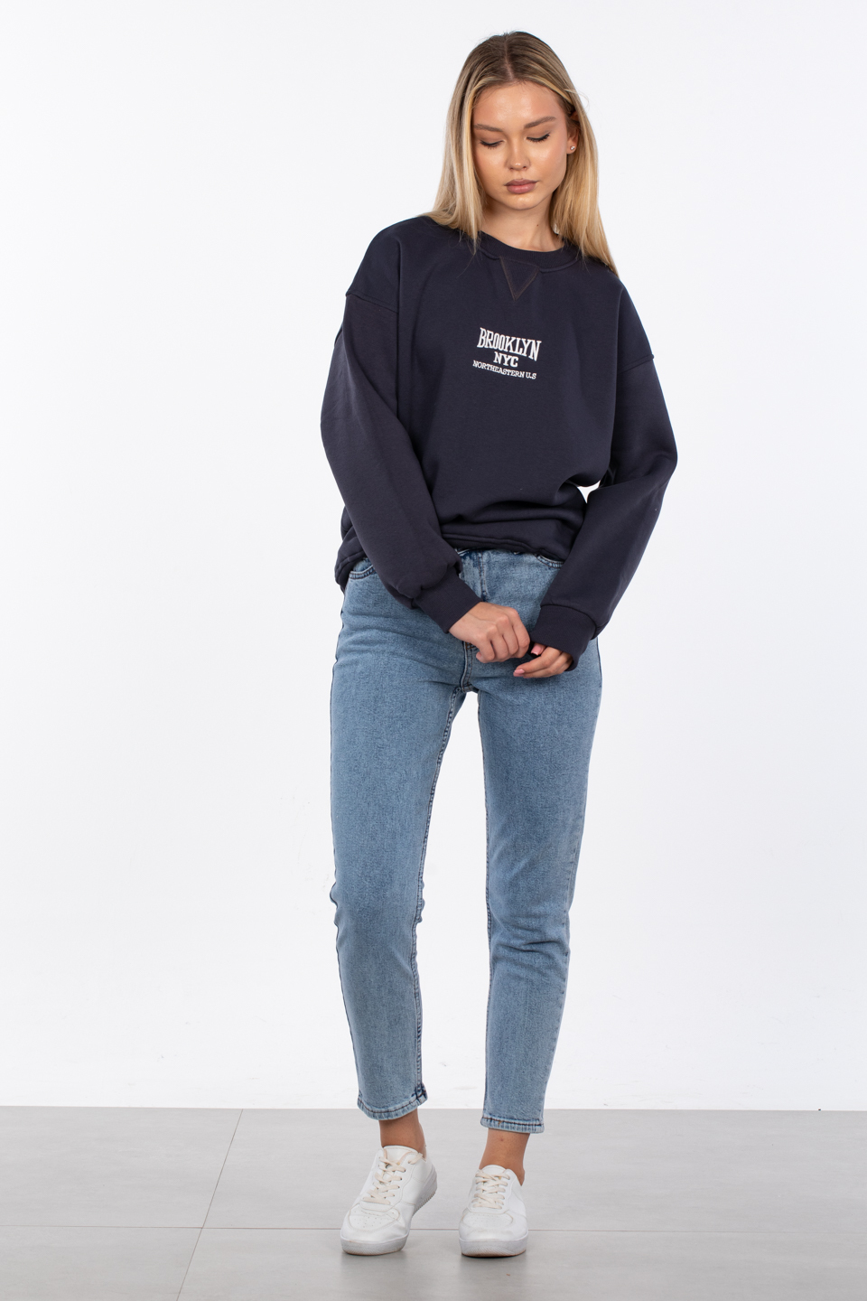 Bisiklet yaka yazı nakışlı sweatshirt-DVN0522 B.Antrasit