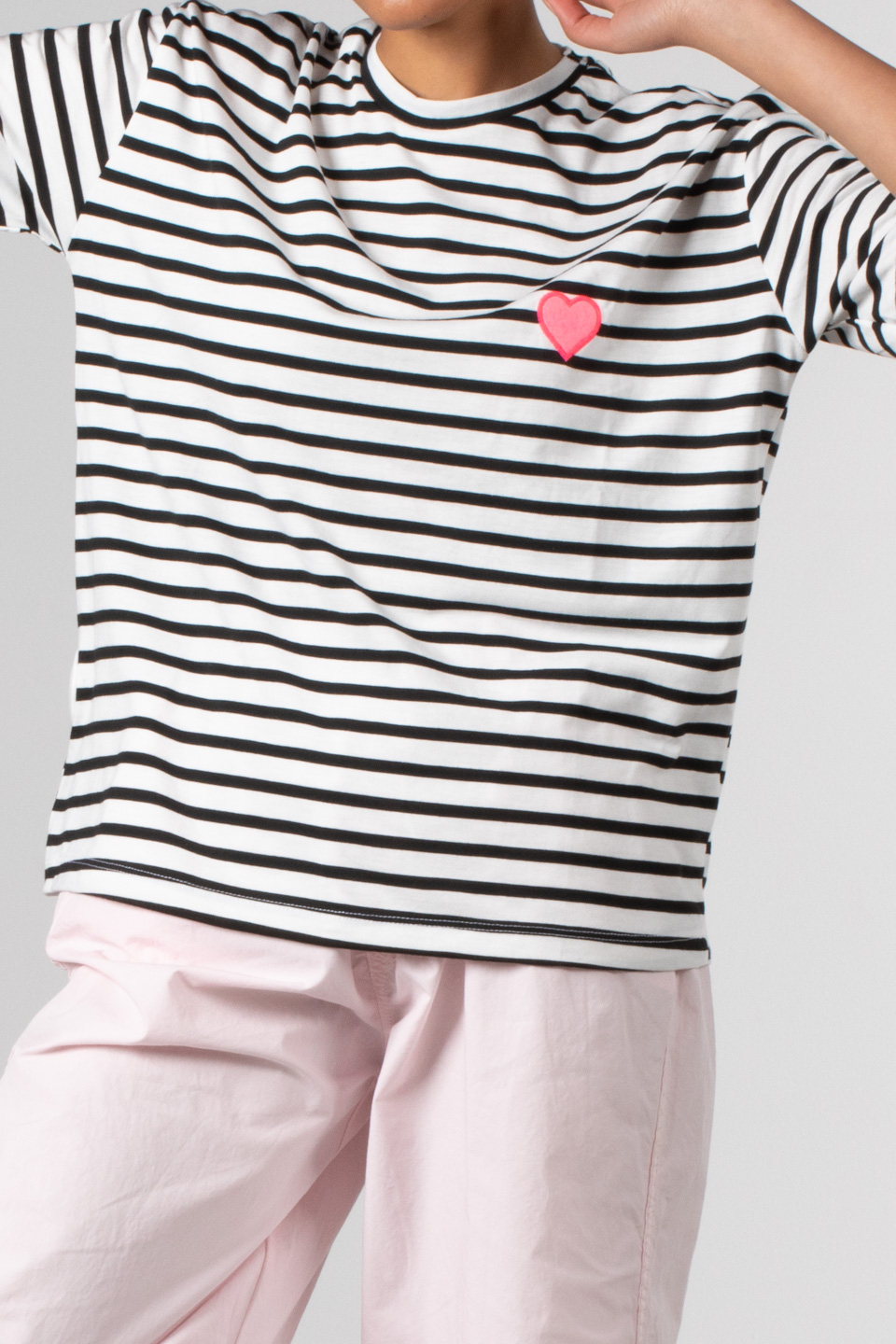 Çizgili kalp detaylı t-shirt-81457 Beyaz/Siyah