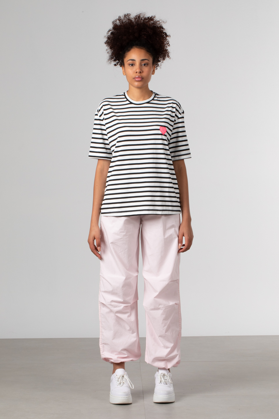 Çizgili kalp detaylı t-shirt-81457 Beyaz/Siyah