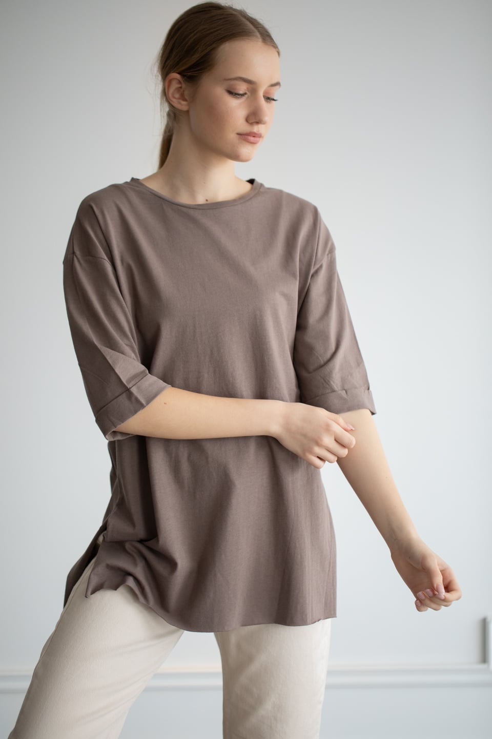 Double kol yandan yırtmaçlı bisiklet yaka t-shirt-22F-135 Vizon