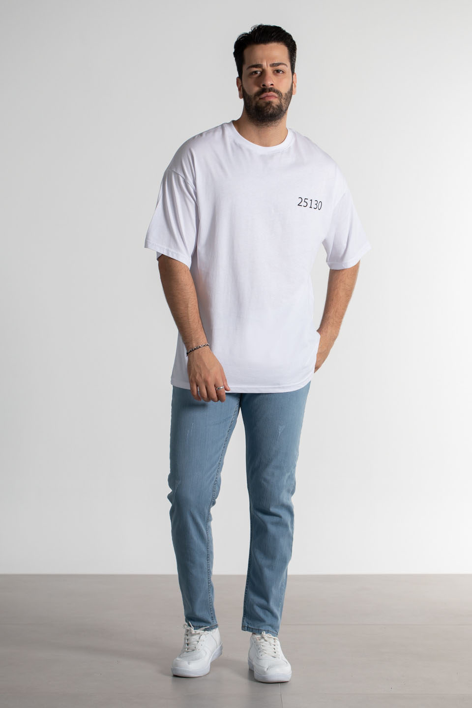 Göğüsü baskılı t-shirt-4001 Beyaz