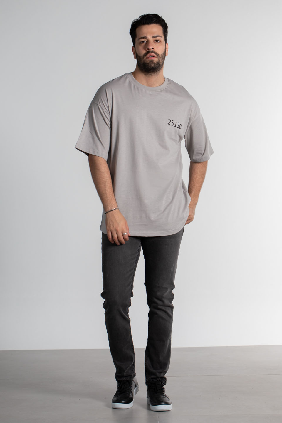 Göğüsü baskılı t-shirt-4001 Gri