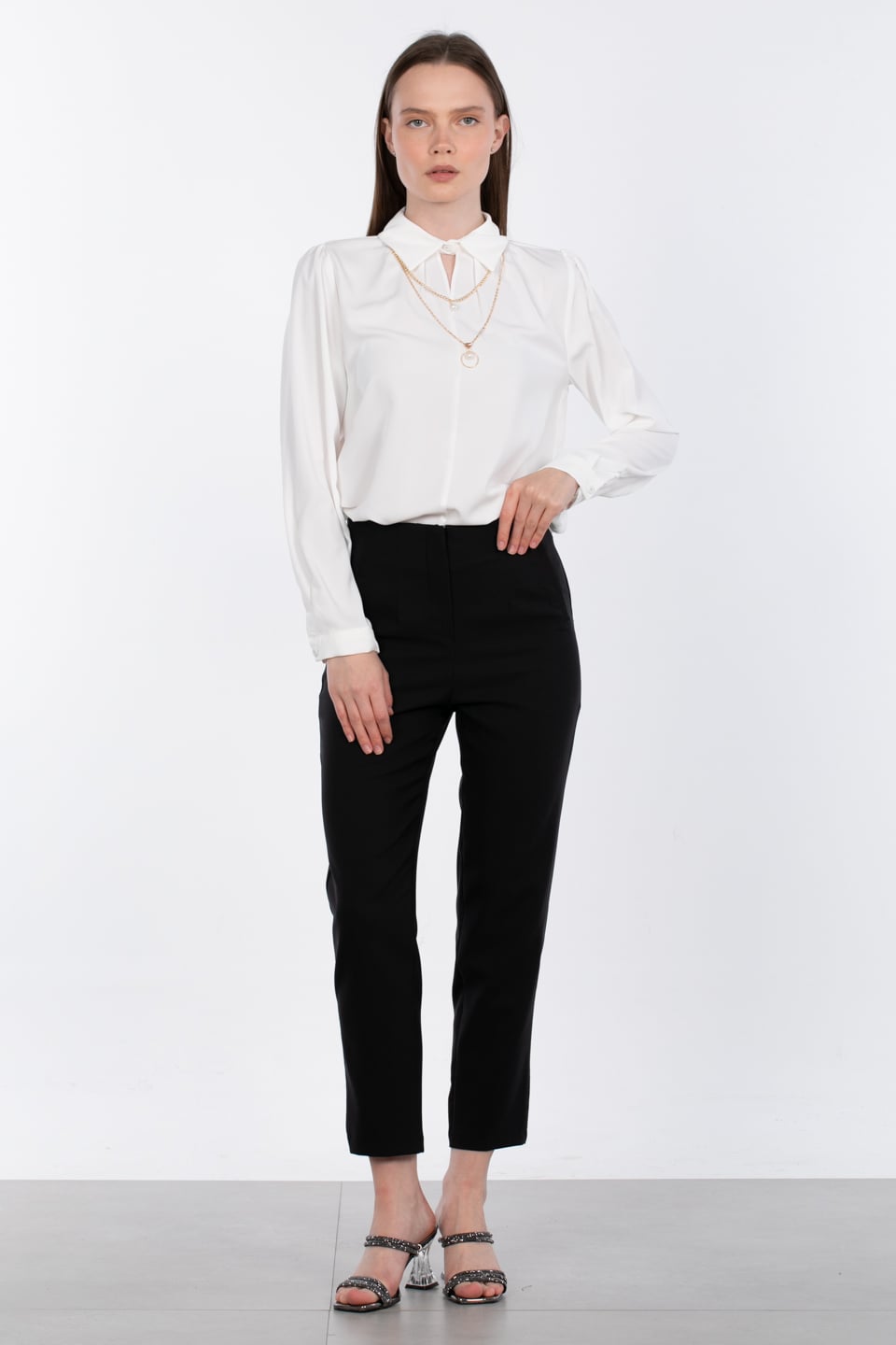 Gömlek yaka kolye detaylı bluz-5079 Ekru