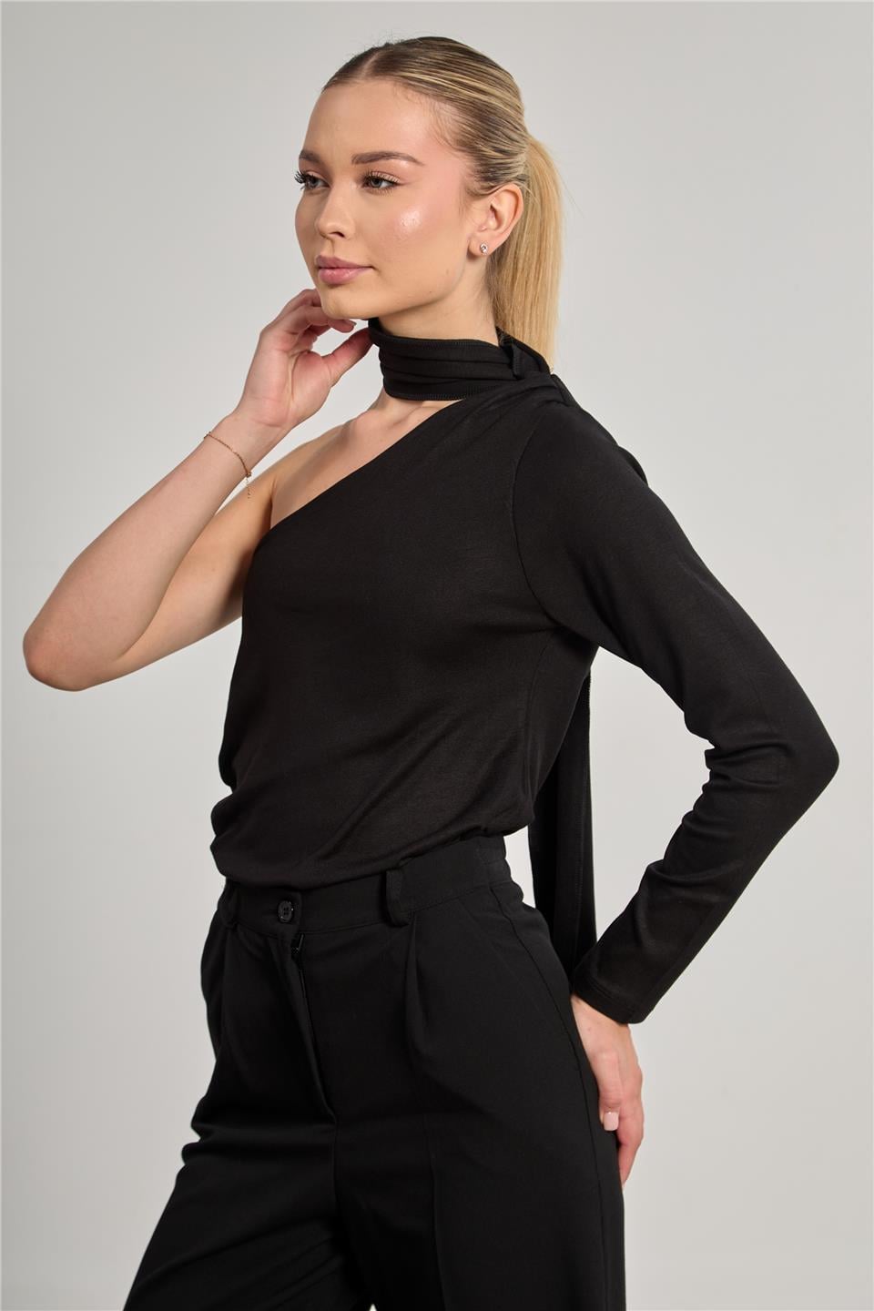Kadın Yaka Fularlı Tek Kol Body - Siyah
