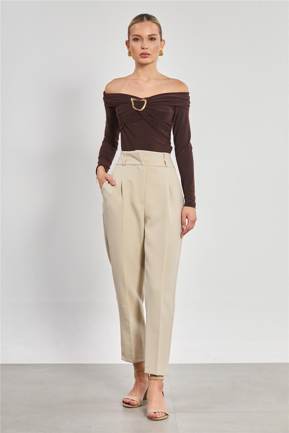 Madonna yaka tokalı bluz-13890 Kahve