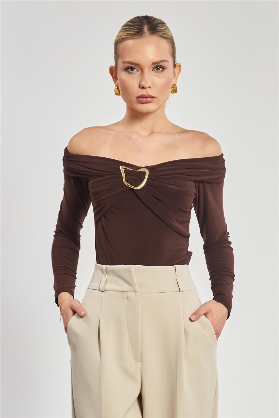 Madonna yaka tokalı bluz-13890 Kahve