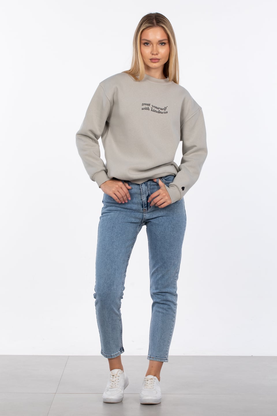 Önü yazılı bileği kalp nakışlı sweatshirt-83-572 B.Gri