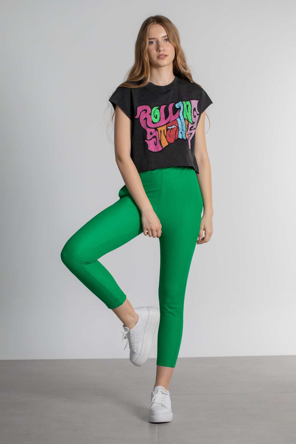 Renkli yazı baskılı crop t-shirt-3272 D.Gri