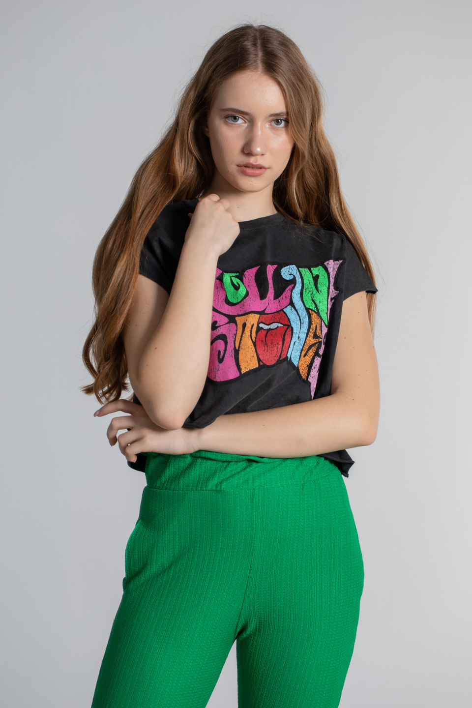 Renkli yazı baskılı crop t-shirt-3272 D.Gri
