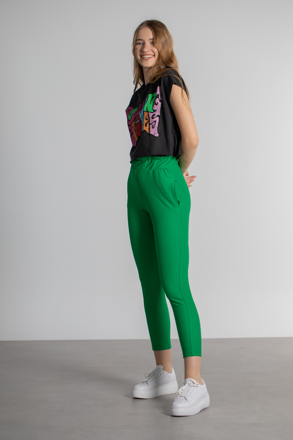 Renkli yazı baskılı crop t-shirt-3272 D.Gri
