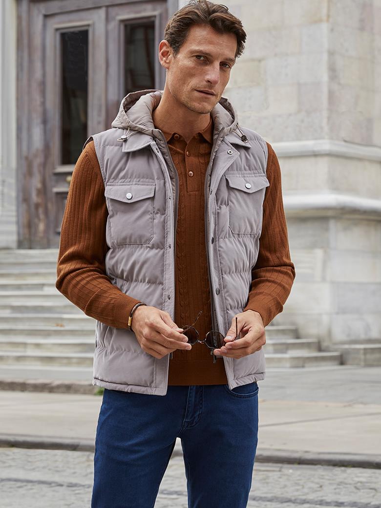 Светло-серый стеганый жилет с внутренней молнией и капюшоном стандартной посадки