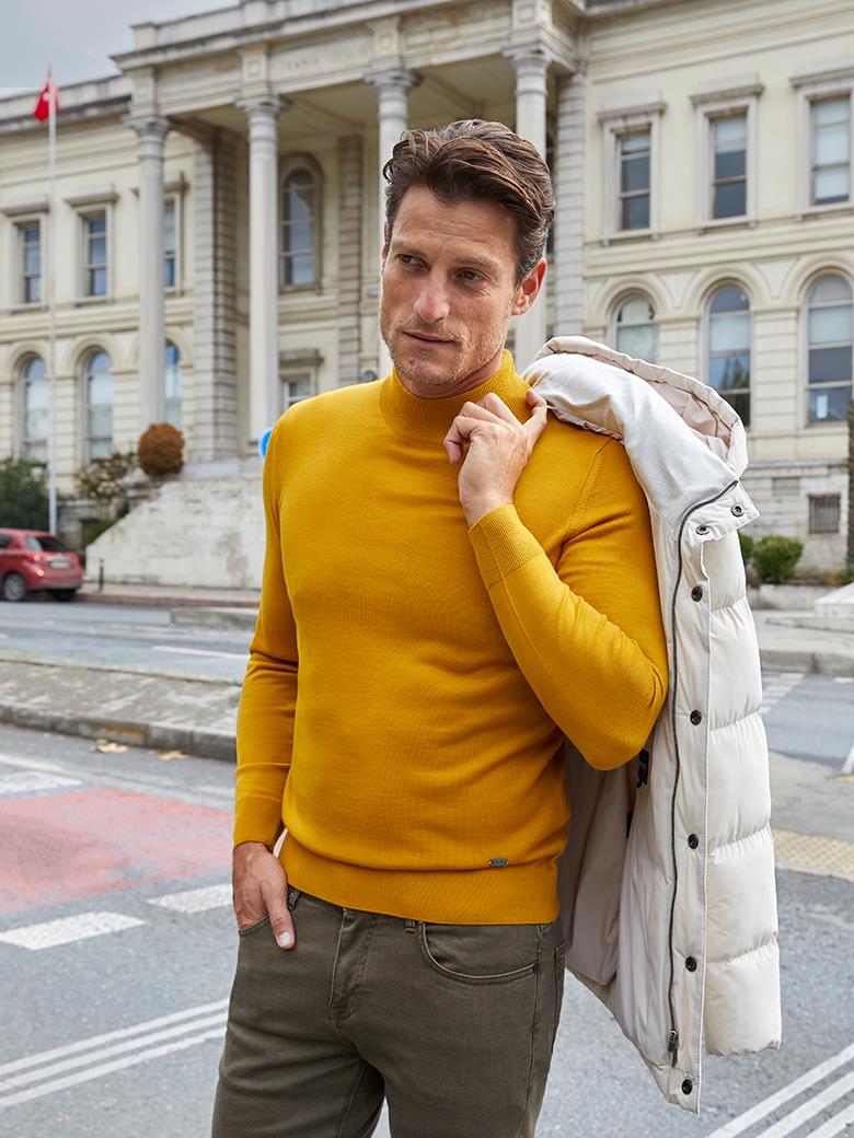 Шерстяной свитер горчичного цвета с высоким воротом, стандартного кроя