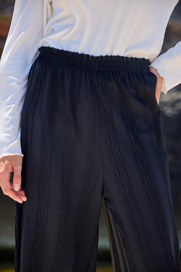 KatreKadın Pantolon Hafif Kumaş Piliseli Siyah Geniş Kesim