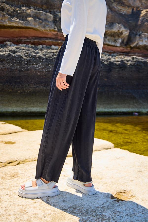 KatreKadın Pantolon Hafif Kumaş Piliseli Siyah Geniş Kesim