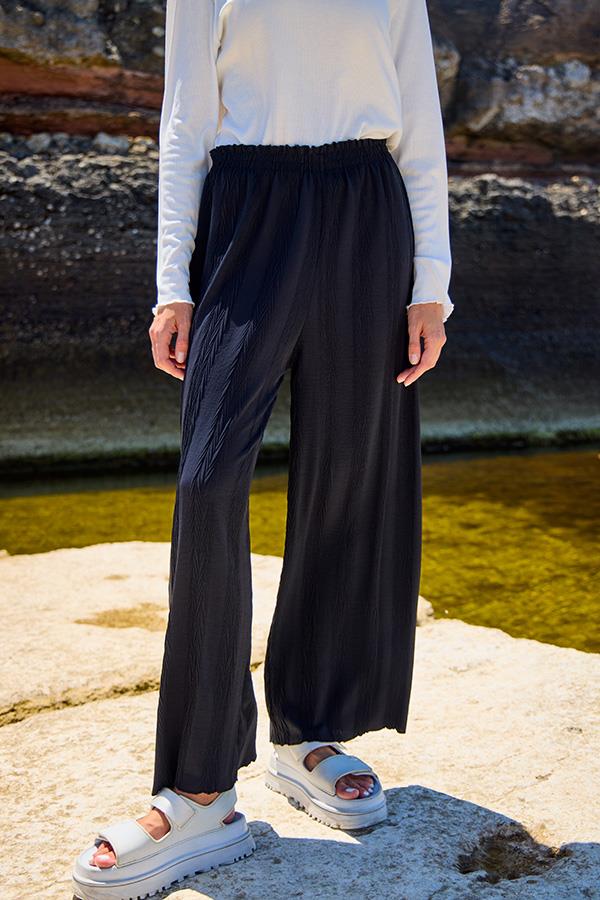 KatreKadın Pantolon Hafif Kumaş Piliseli Siyah Geniş Kesim