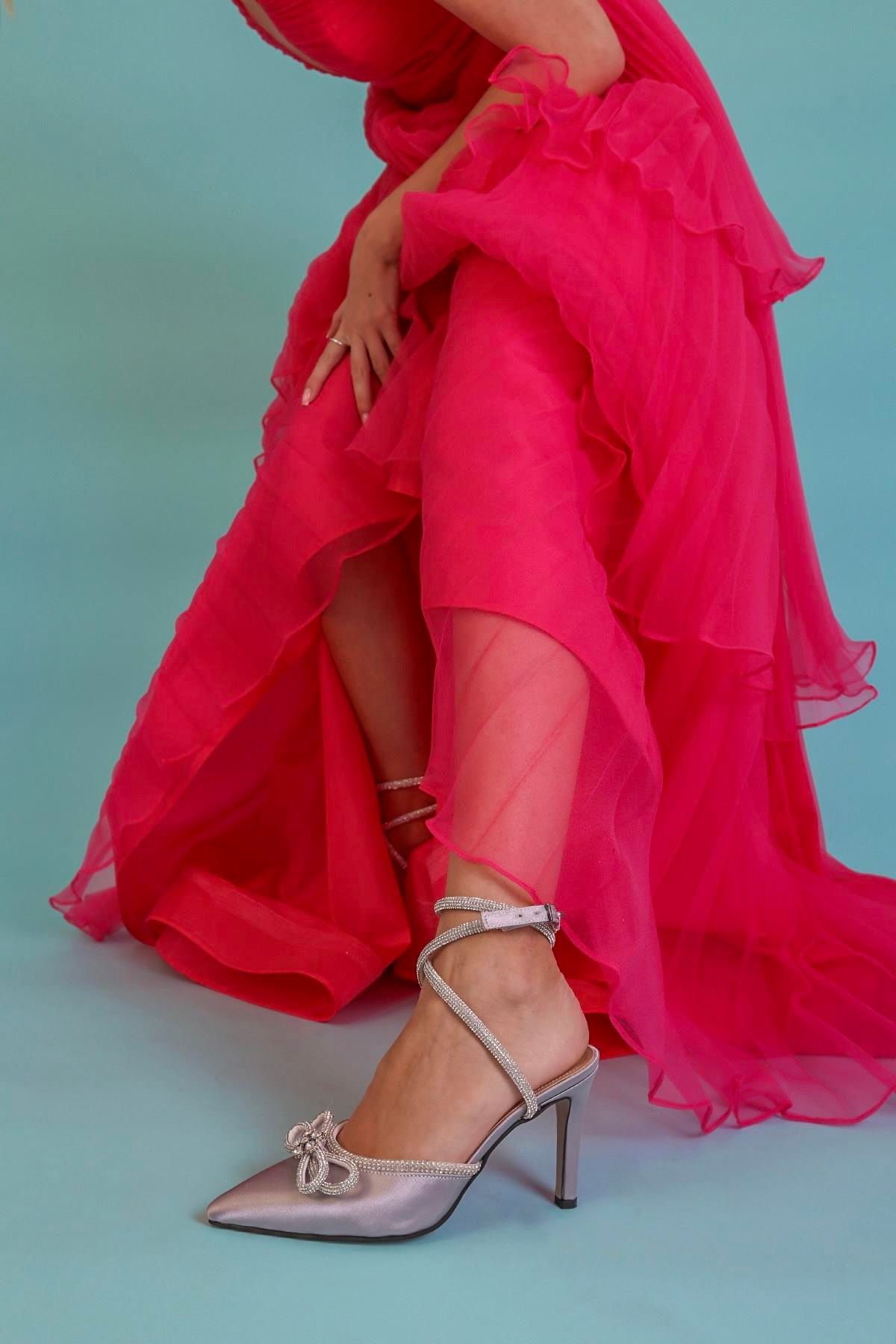 ALİNA MODEL 8 CM BAĞLAMALI TAŞ DETAYLI YENİ SEZON TOPUKLU AYAKKABI GUMUS