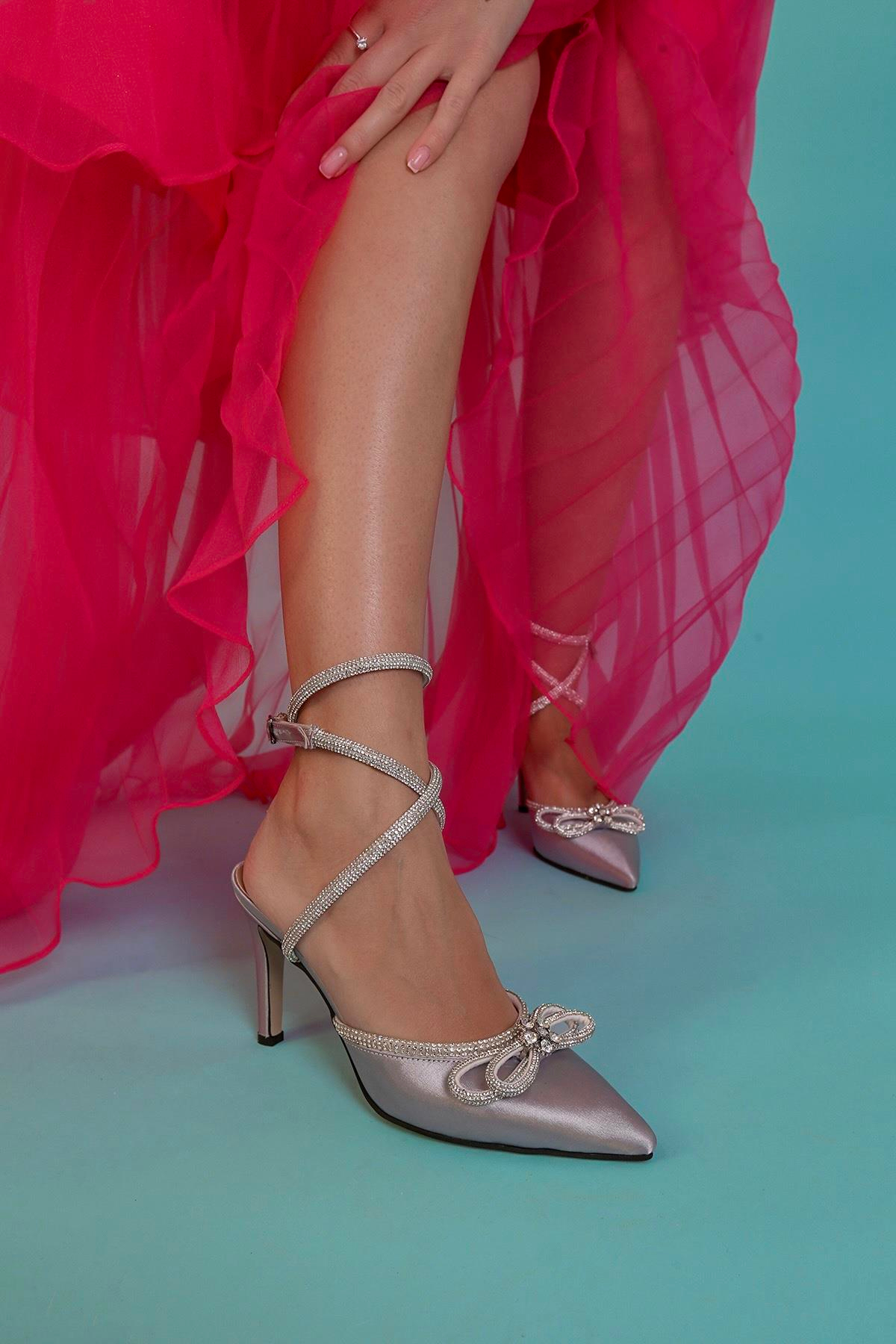 ALİNA MODEL 8 CM BAĞLAMALI TAŞ DETAYLI YENİ SEZON TOPUKLU AYAKKABI GUMUS