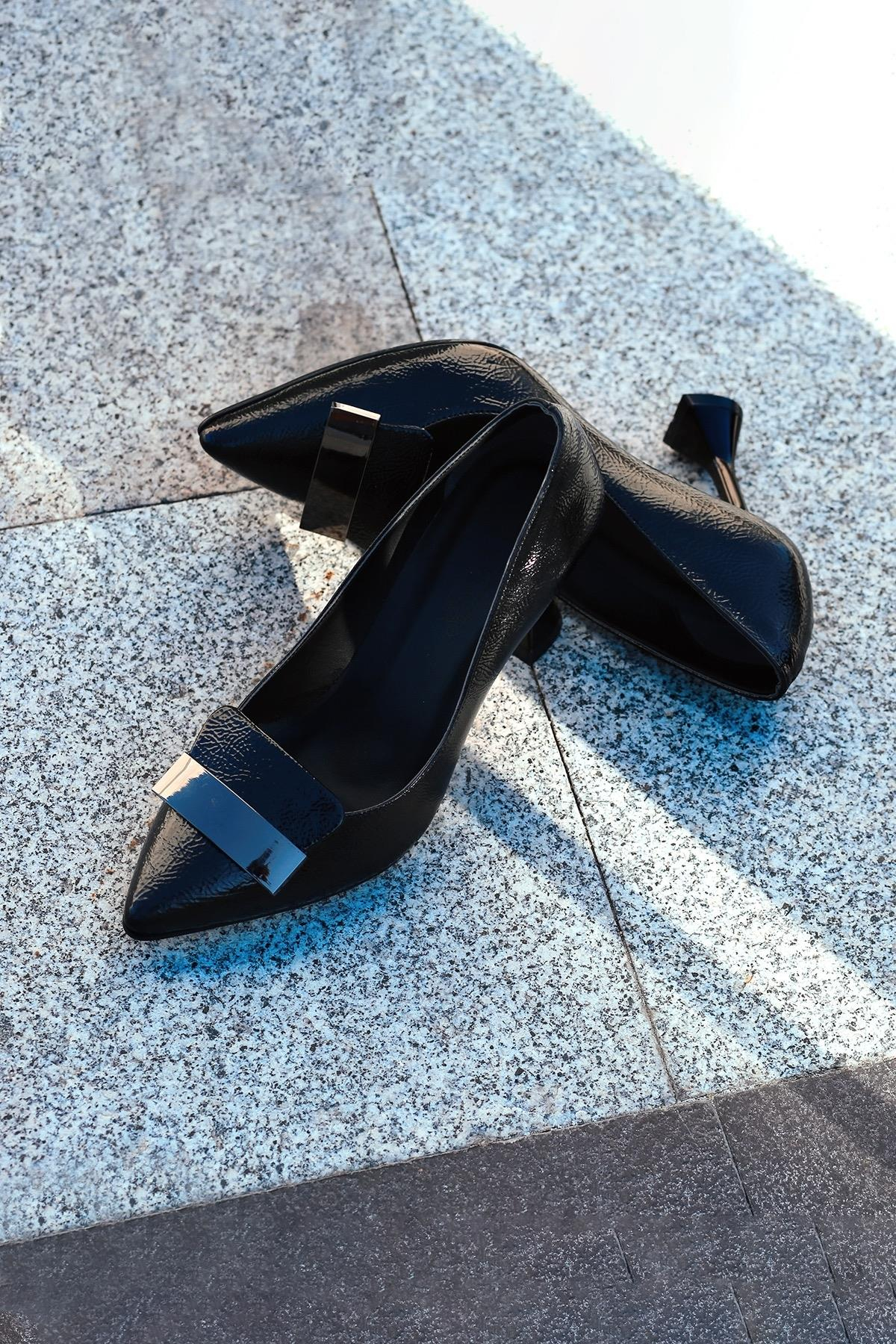 Elenor 8 Cm Metal Detayli Yeni̇ Sezon Topuklu Ayakkabi Sti̇letto Siy.kirisk