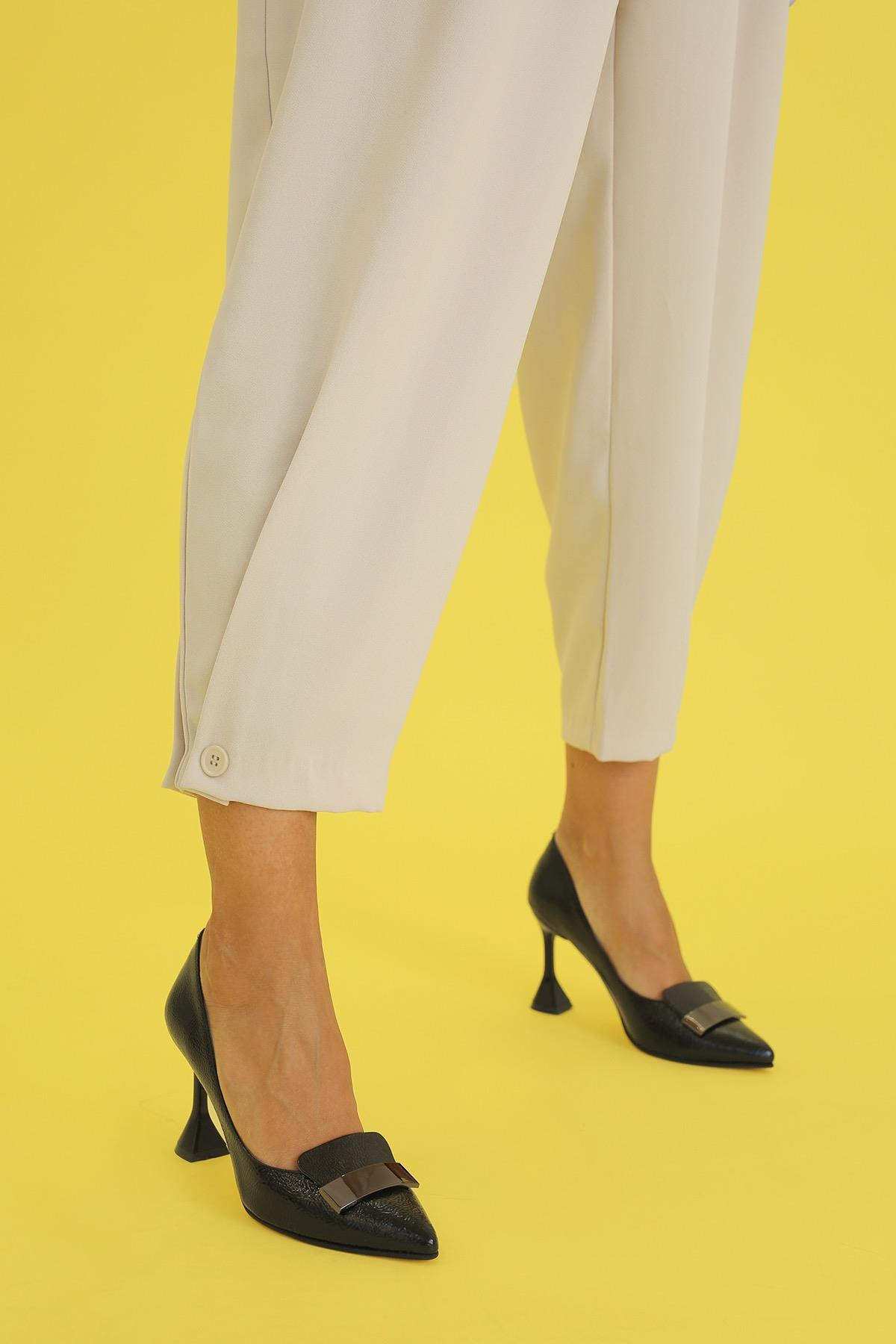 Elenor 8 Cm Metal Detayli Yeni̇ Sezon Topuklu Ayakkabi Sti̇letto Siy.kirisk