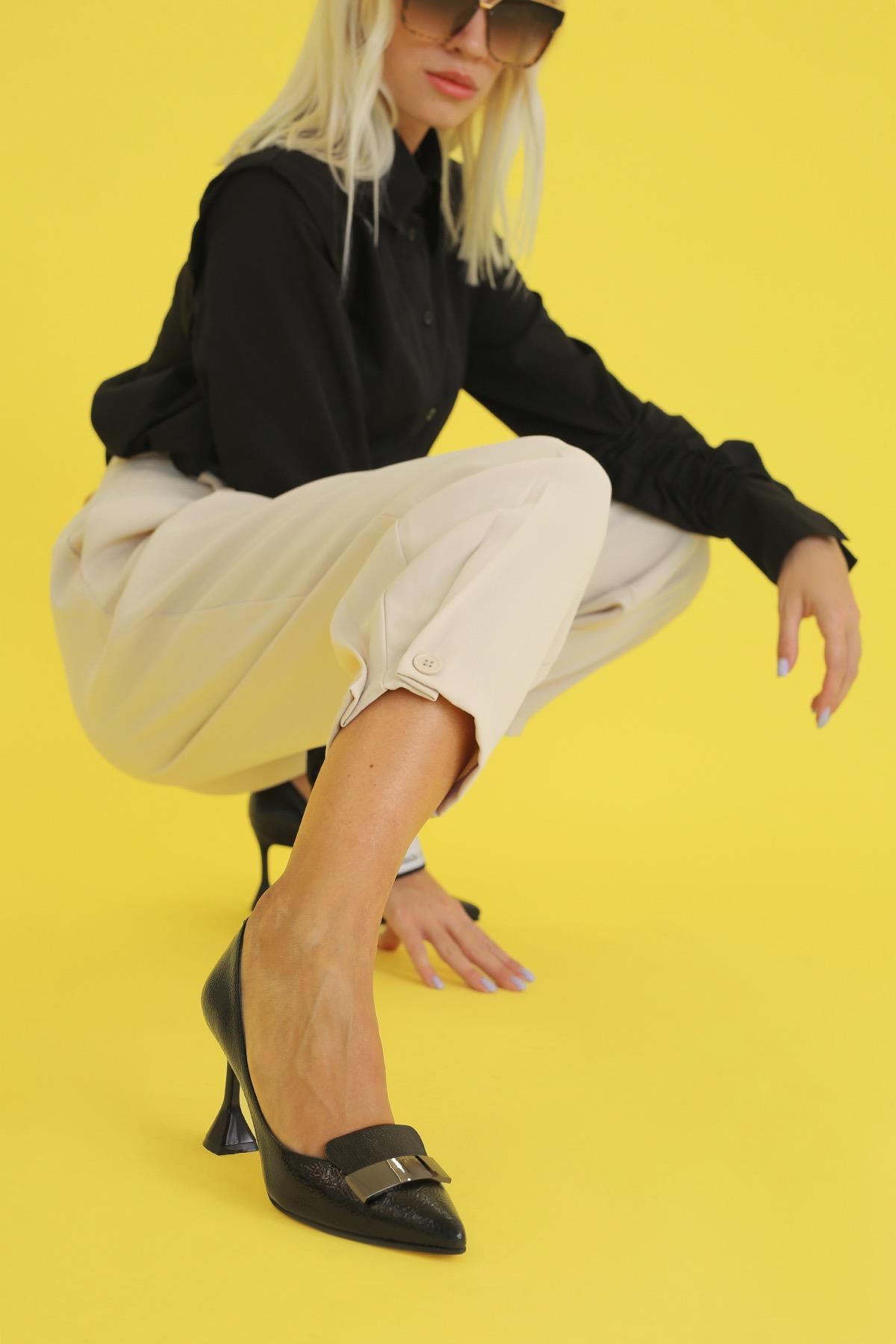 Elenor 8 Cm Metal Detayli Yeni̇ Sezon Topuklu Ayakkabi Sti̇letto Siy.kirisk