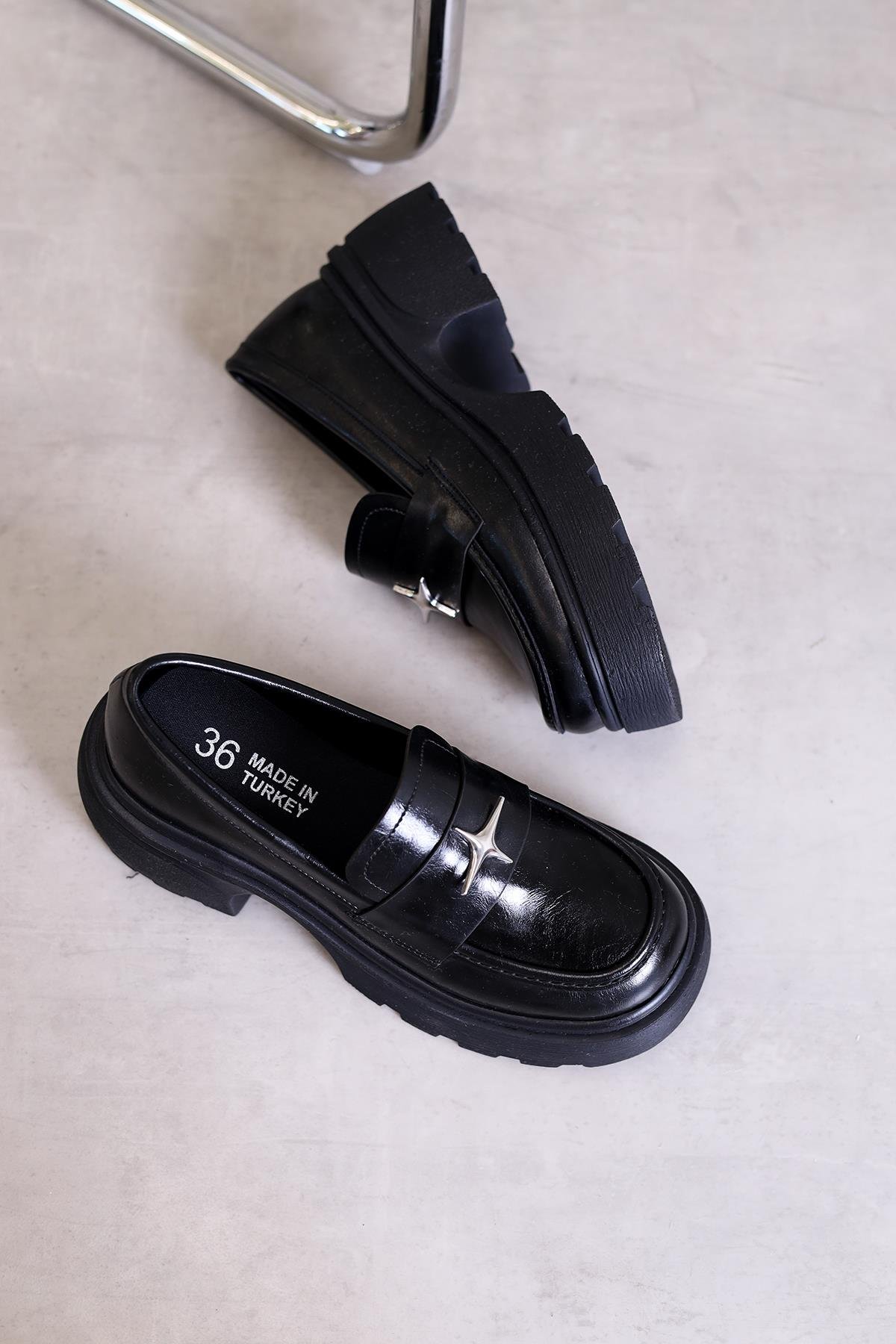 fl2500 model 3 cm topuklu aksesuar detaylı loefar babet ayakkabı SIY.KIRISK