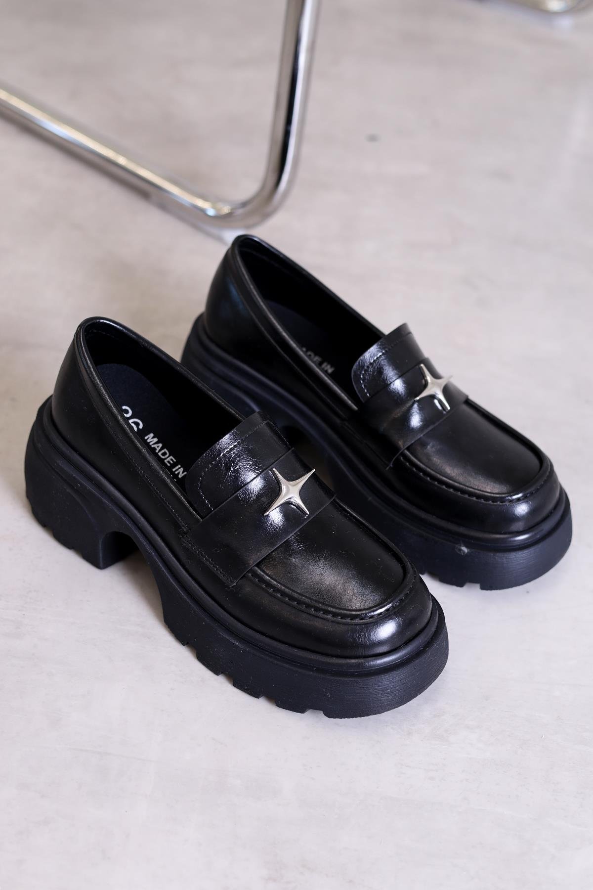 fl2500 model 3 cm topuklu aksesuar detaylı loefar babet ayakkabı SIY.KIRISK