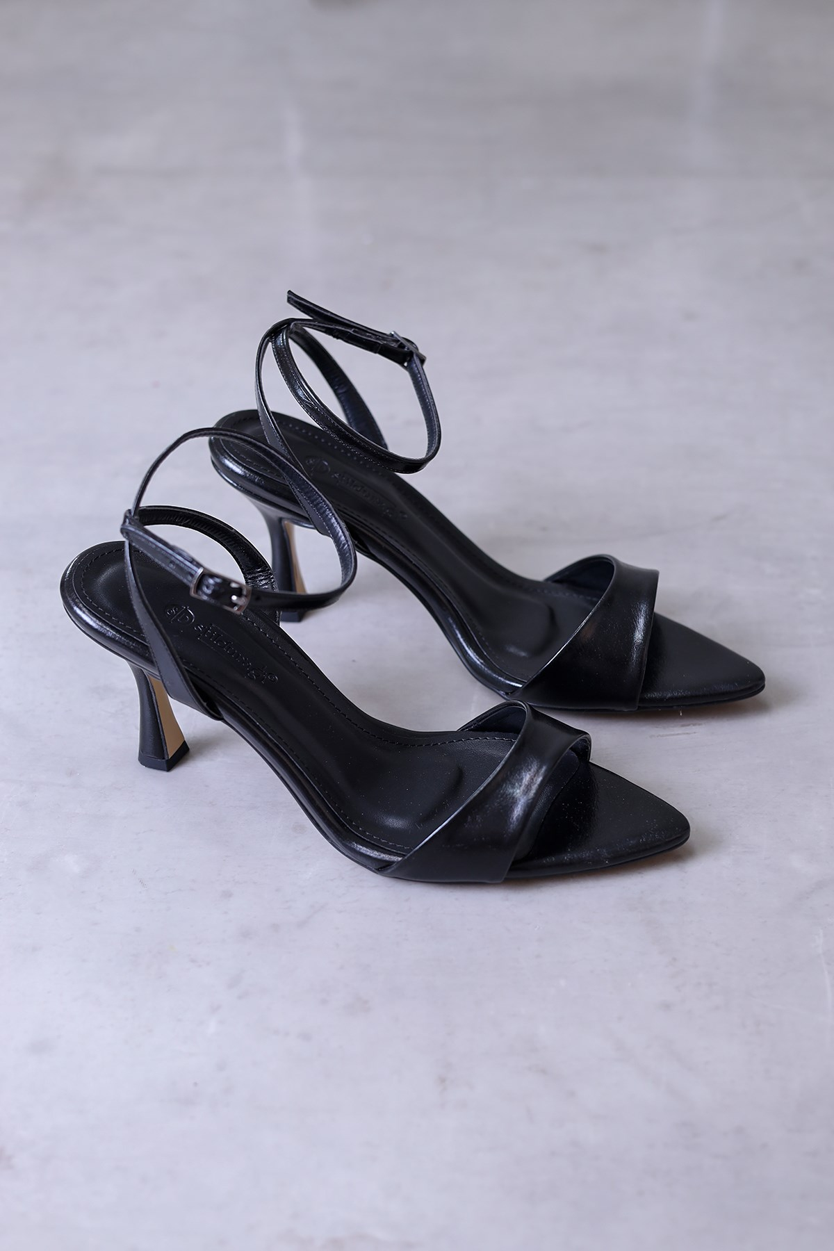 grace model 7 cm topuklu yeni sezon tek bant topuklu sandalet SIYAH