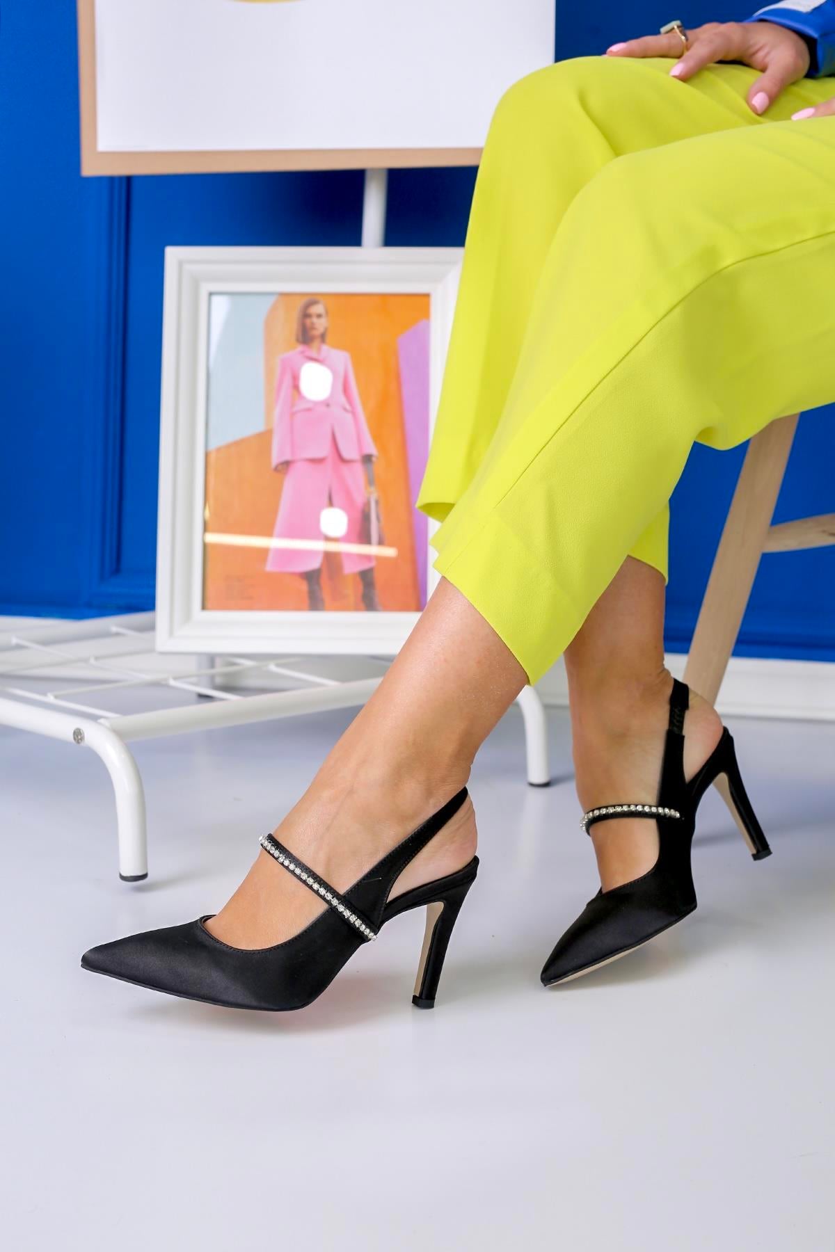 IVANA MODEL 8 CM TAŞ DETAYLI YENİ SEZON TOPUKLU AYAKKABI SIY.SATEN