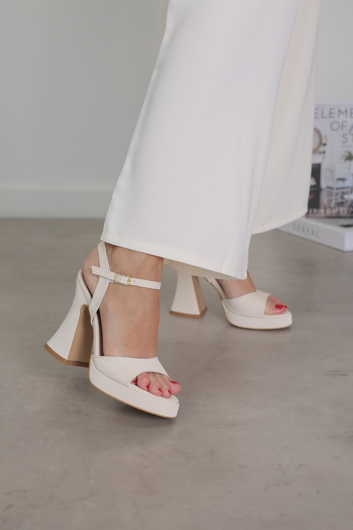IZ325 MODEL 8 CM KALIN  TOPUKLU TEKBANT TOPUKLU SANDALET AYAKAKBI TEN