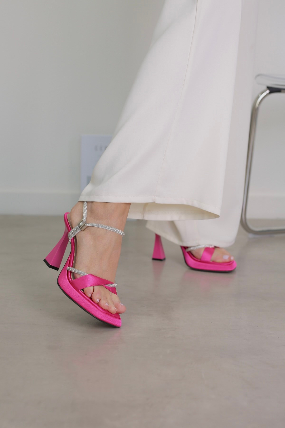 JENNYE MODEL 10 CM TOPUKLU PLATFORM DETAYLI TOPUKLU AYKAKABI SANDALET FUSYA
