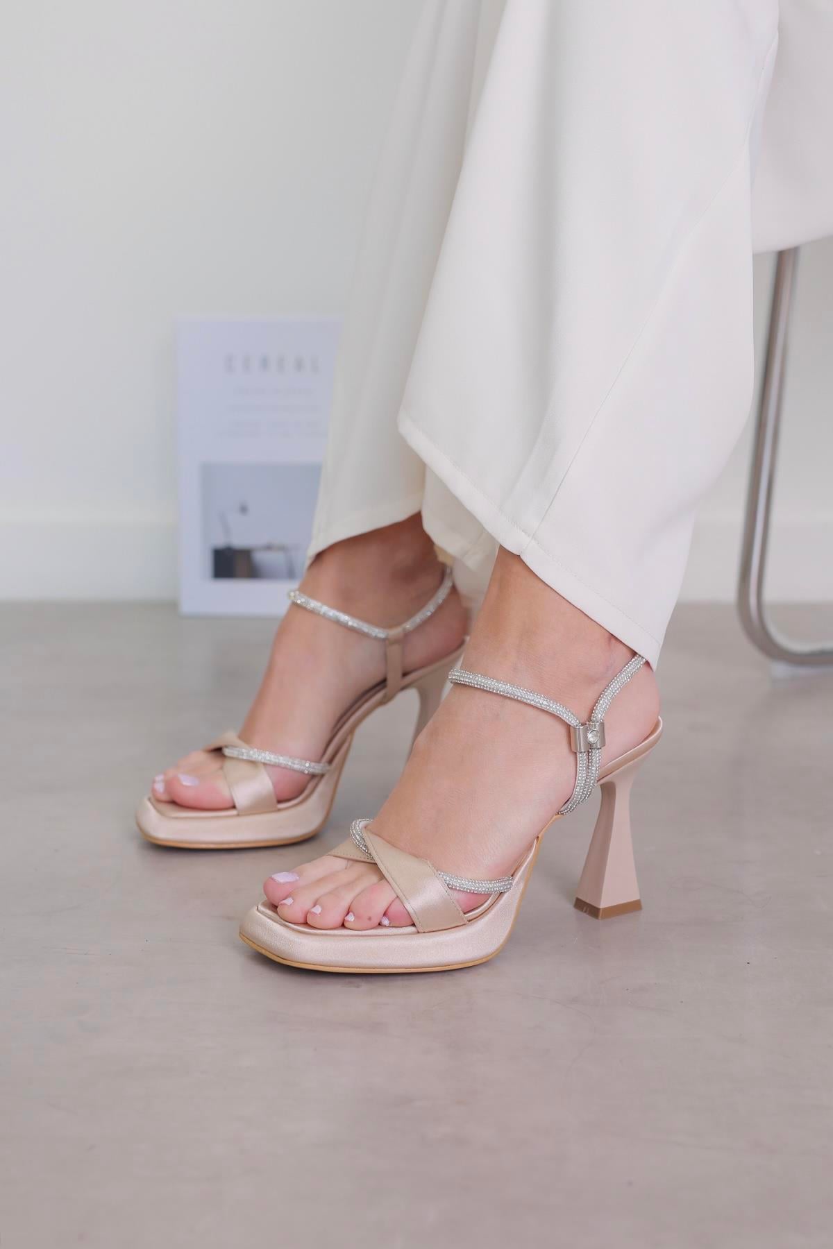 JENNYE MODEL 10 CM TOPUKLU PLATFORM DETAYLI TOPUKLU AYKAKABI SANDALET ALTN.STN