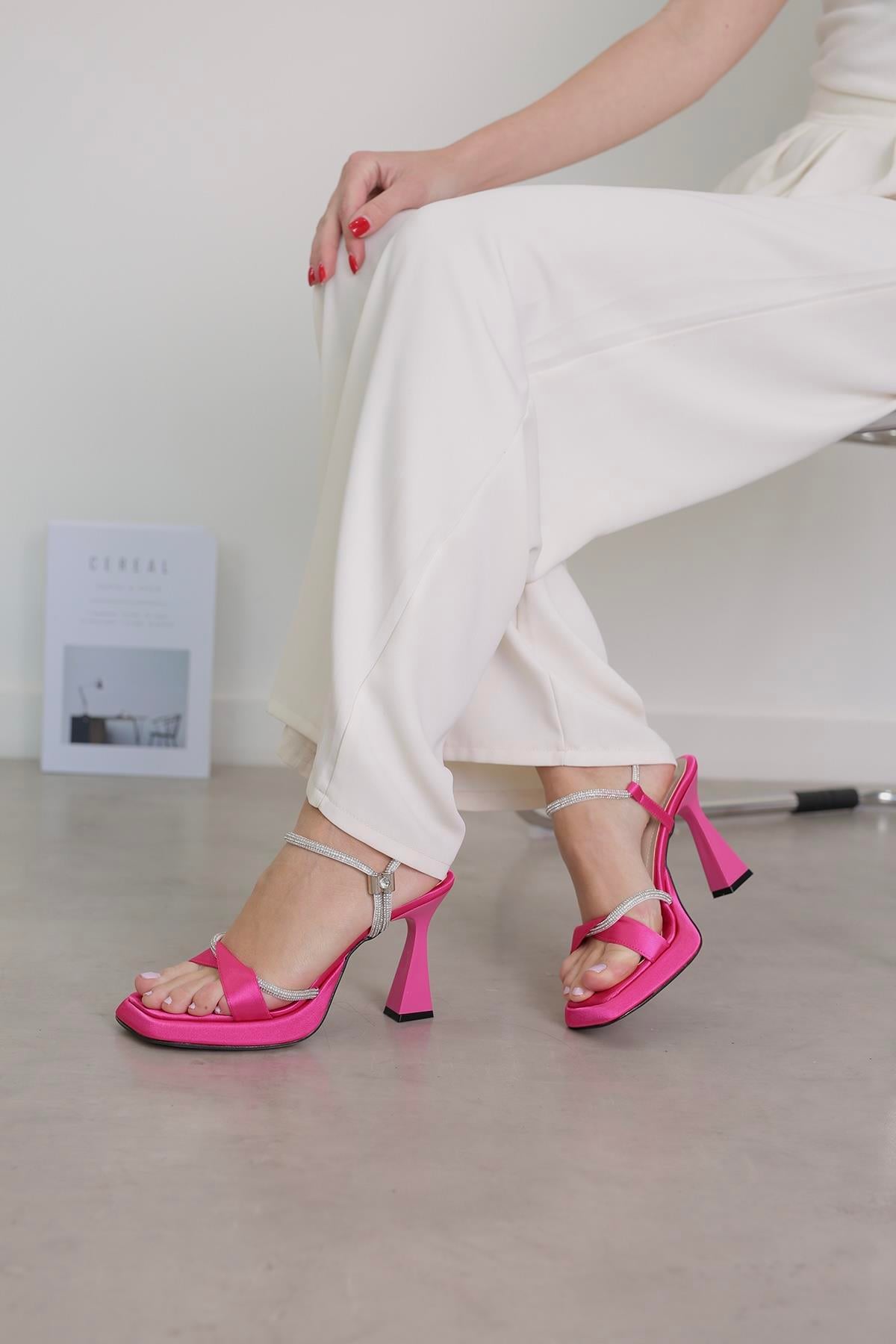 JENNYE MODEL 10 CM TOPUKLU PLATFORM DETAYLI TOPUKLU AYKAKABI SANDALET FUSYA