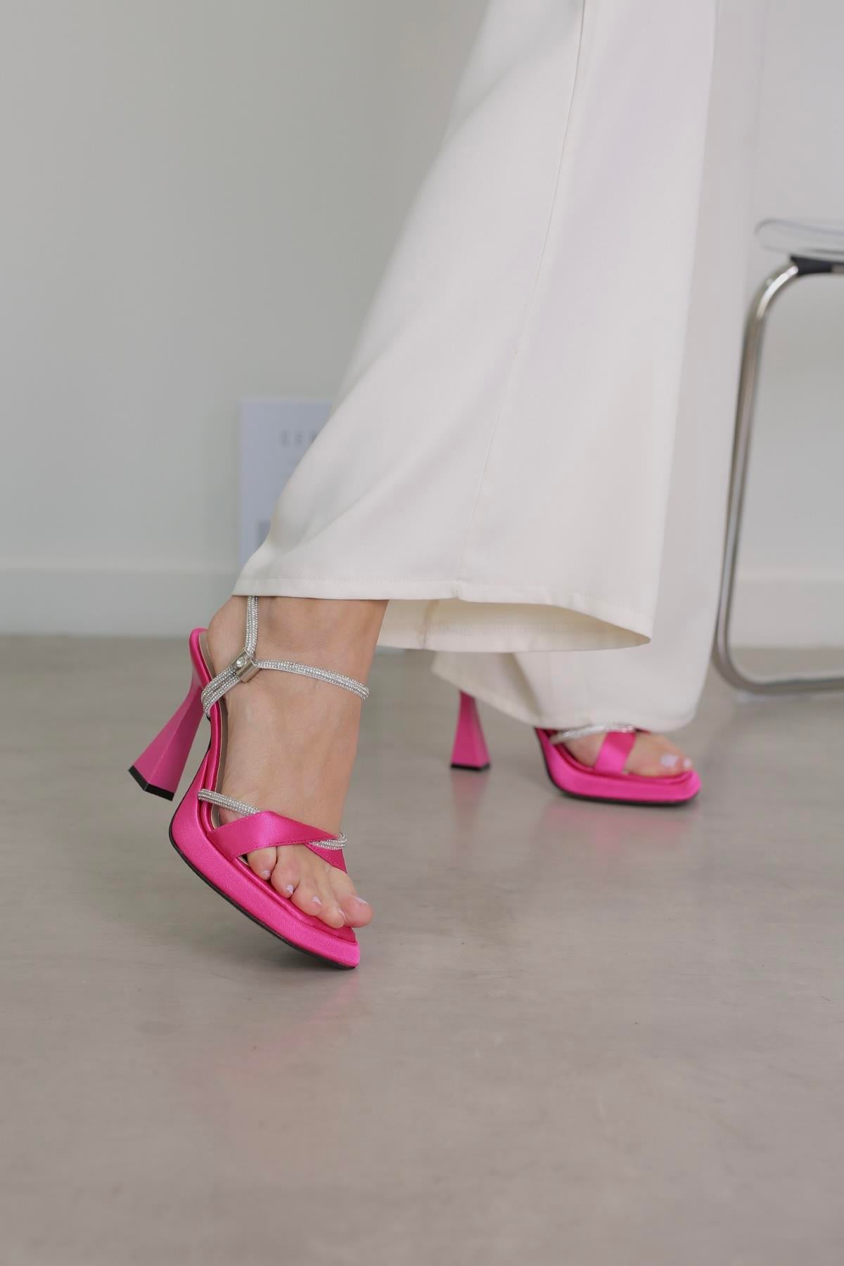 JENNYE MODEL 10 CM TOPUKLU PLATFORM DETAYLI TOPUKLU AYKAKABI SANDALET FUSYA